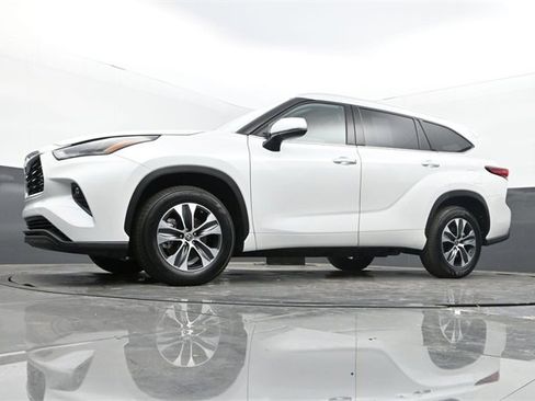 Used 2022 Toyota Highlander XLE image 28
