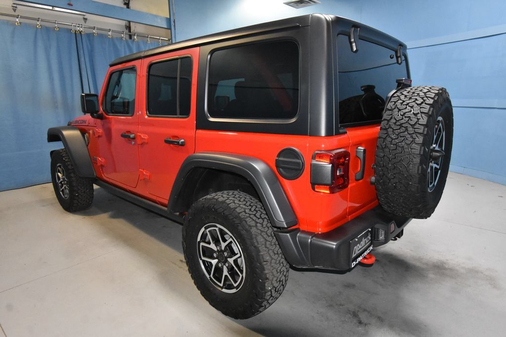 Used 2025 Jeep Wrangler Unlimited Rubicon w/ Convenience Group AWD/4WD image 28