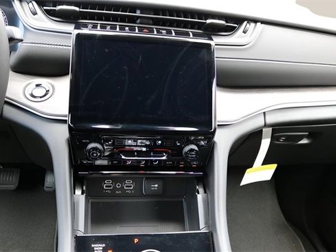 New 2025 Jeep Grand Cherokee Limited w/ Luxury Tech Group II image 21