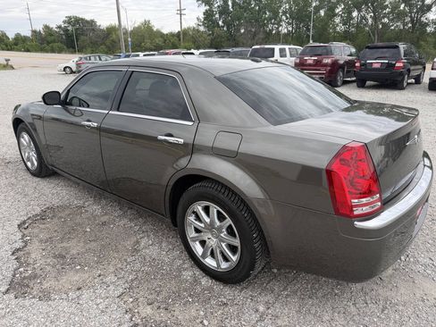 Used 2010 Chrysler 300 C w/ Luxury Group II RWD image 5