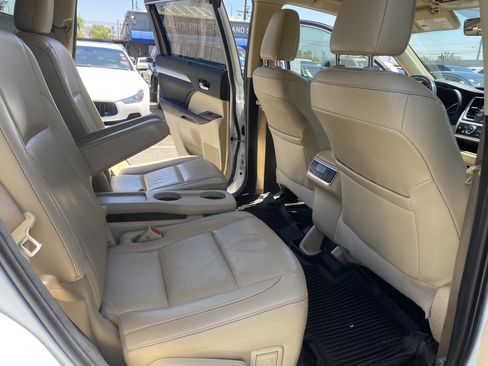 Used 2019 Toyota Highlander XLE w/ Carpet Mat Package (TMS) FWD image 16