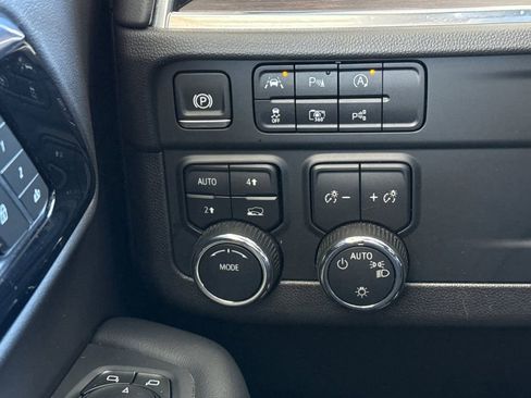 Used 2025 Chevrolet Suburban LT image 41