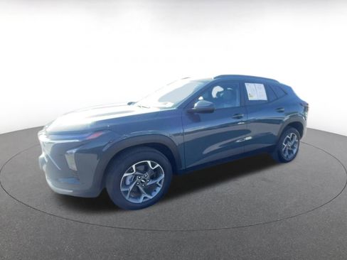 Used 2025 Chevrolet Trax LT image 8