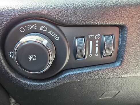 Used 2020 Chrysler Pacifica Touring-L w/ Advanced Safetytec Group FWD image 19