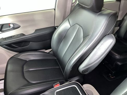 Used 2023 Chrysler Pacifica Touring-L image 26