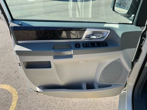 Used 2010 Dodge Grand Caravan SXT image 22