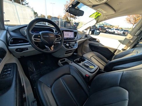Used 2024 Chrysler Pacifica Touring-L image 5