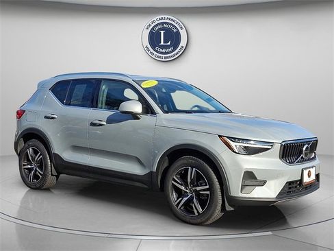 Certified 2025 Volvo XC40 B5 Core image 1