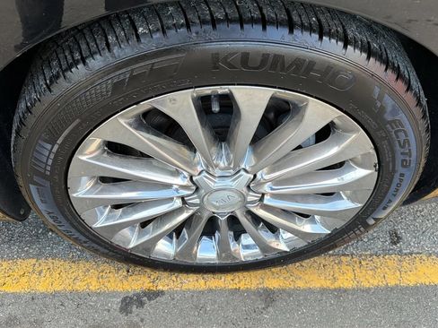 Used 2017 Kia K900 Luxury w/ VIP Plus Package RWD image 9
