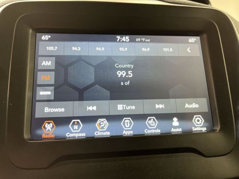 Used 2020 Jeep Renegade Latitude w/ Cold Weather Group FWD image 17