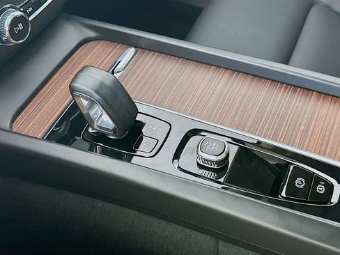 Used 2023 Volvo XC60 B5 Plus FWD image 16