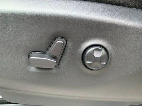 Used 2024 Chrysler Pacifica Touring-L image 12