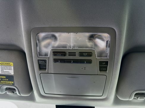 Used 2019 Toyota Highlander SE image 18