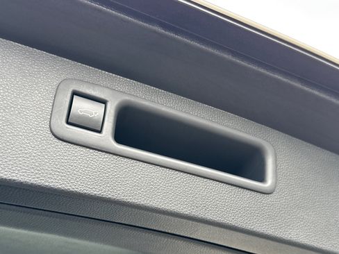 Certified 2023 Toyota Highlander L image 10