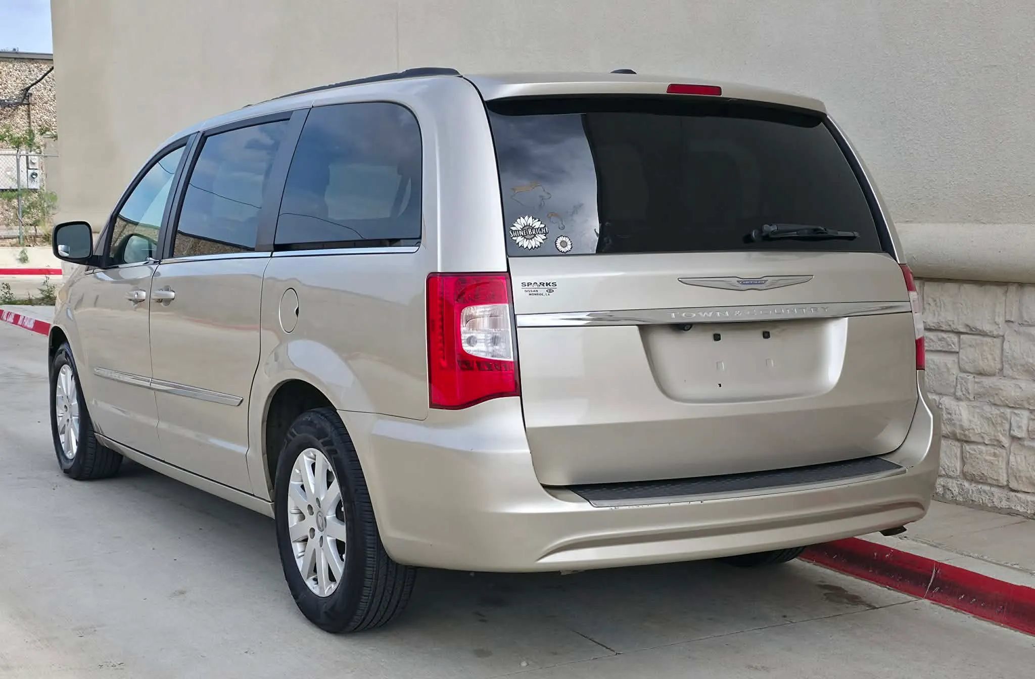 Used 2014 Chrysler Town & Country Touring FWD image 3