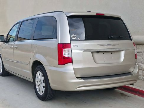 Used 2014 Chrysler Town & Country Touring image 3