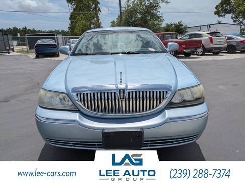 Used 2011 Lincoln Town Car Signature Limited RWD image 7