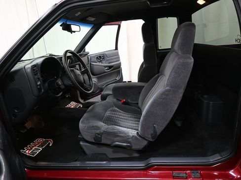 Used 2000 Chevrolet S10 Pickup LS w/ Preferred Equipment Group image 15