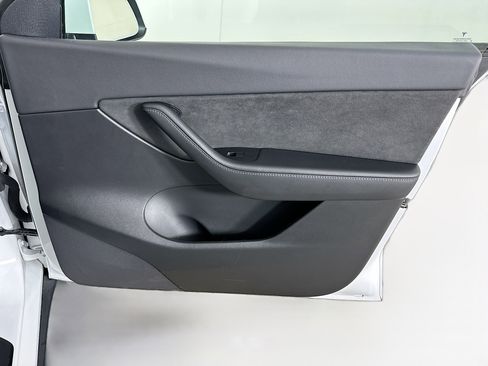 Used 2022 Tesla Model Y Long Range image 33