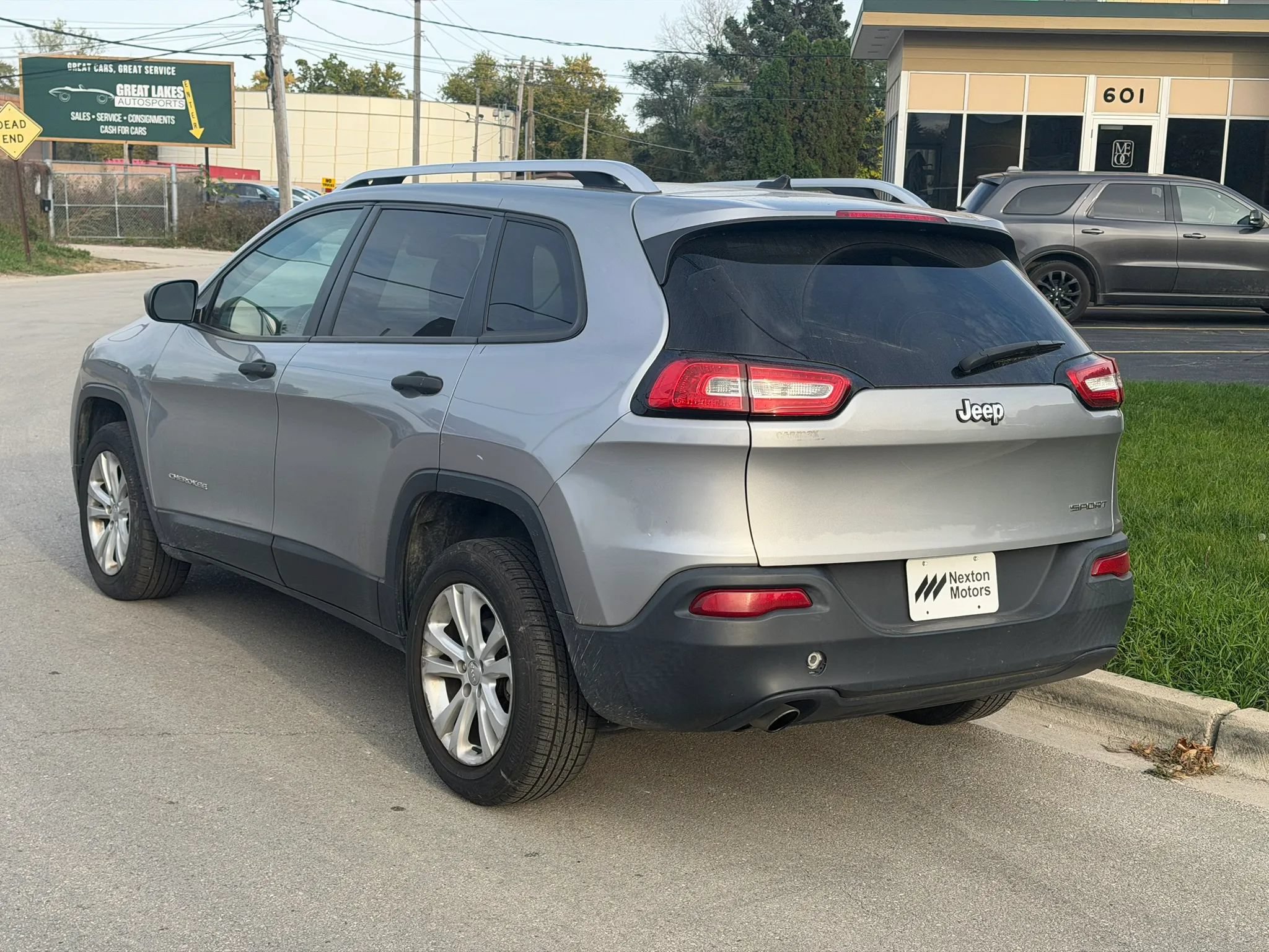 Used 2015 Jeep Cherokee Sport FWD image 3