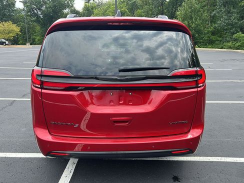 Used 2025 Chrysler Pacifica Limited FWD image 4