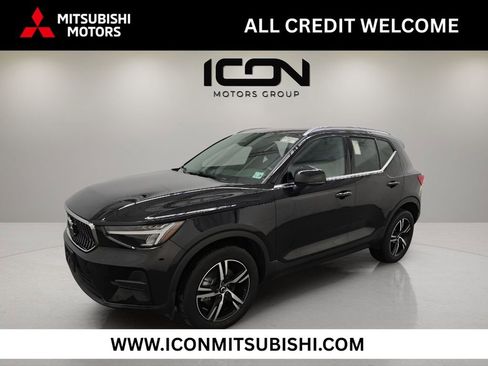 Used 2024 Volvo XC40 B5 Core image 1