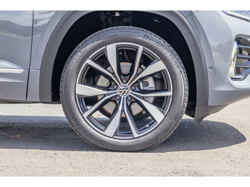 Used 2024 Volkswagen Atlas Cross Sport SEL Premium R-Line AWD/4WD image 9