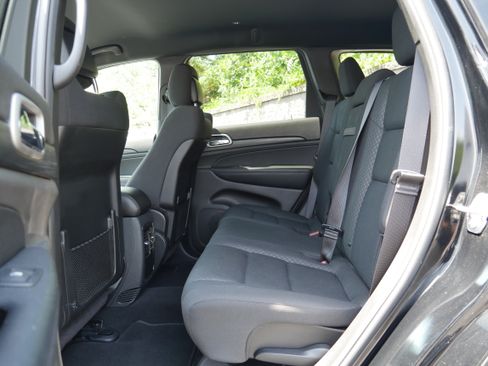 Used 2019 Jeep Grand Cherokee Laredo AWD/4WD image 14