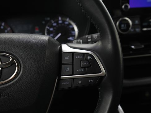 Used 2023 Toyota Highlander LE FWD image 25