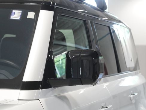 Used 2021 Land Rover Defender 110 X-Dynamic SE AWD/4WD image 7