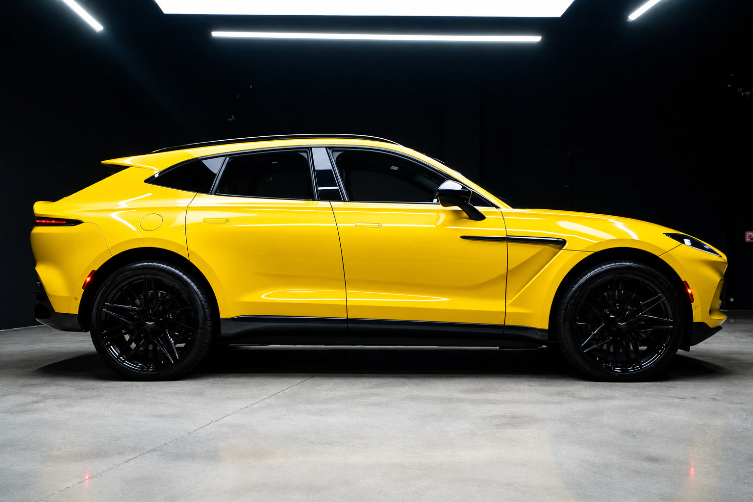 Used 2022 Aston Martin DBX AWD/4WD image 5