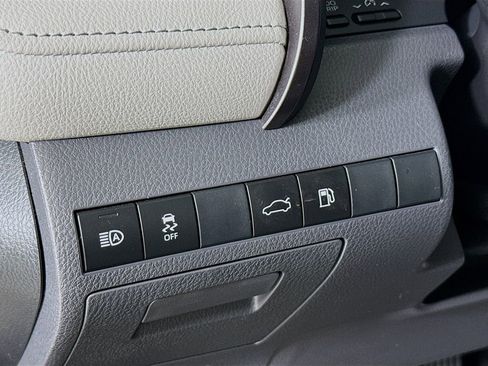 Used 2018 Toyota Camry LE image 11