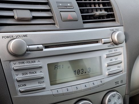 Used 2011 Toyota Camry LE image 16