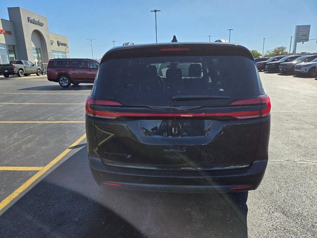 Used 2026 Chrysler Pacifica Select w/ S Appearance Package FWD image 4