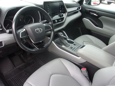 Used 2021 Toyota Highlander XLE AWD/4WD image 10