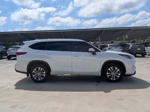 Used 2023 Toyota Highlander XLE AWD/4WD image 6