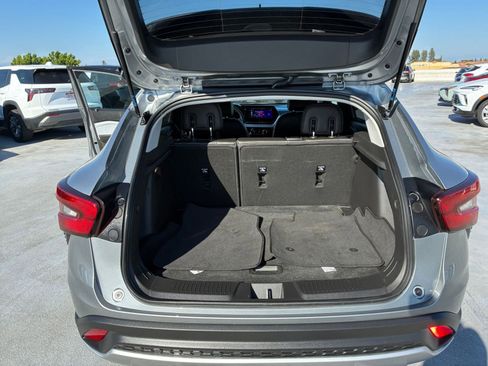 Used 2025 Chevrolet Trax LT FWD image 30
