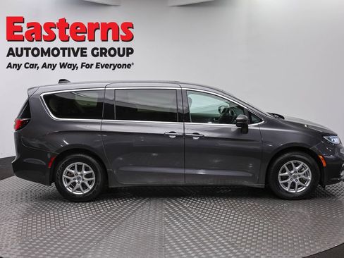 Used 2023 Chrysler Pacifica Touring-L FWD image 4