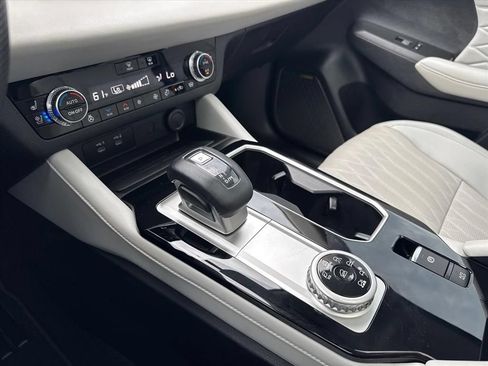 Used 2025 Mitsubishi Outlander AWD image 23
