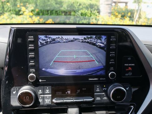 Used 2020 Toyota Highlander XLE image 32