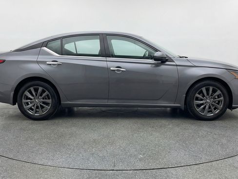 Used 2025 Nissan Altima 2.5 SV FWD image 11