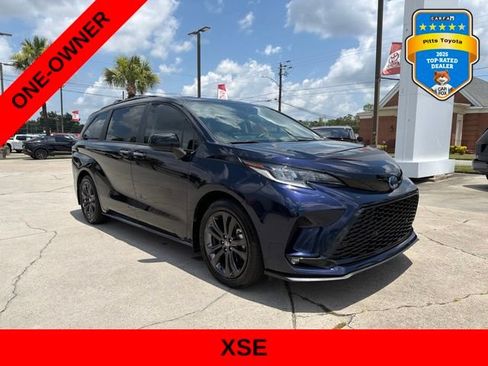 Used 2025 Toyota Sienna XSE FWD image 3