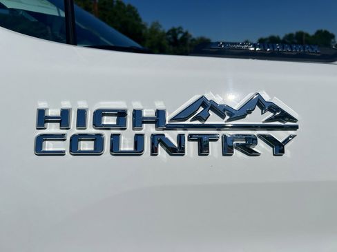Used 2025 Chevrolet Silverado 2500 High Country w/ High Country Premium Package AWD/4WD image 5