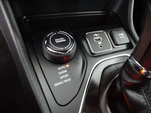 Certified 2023 Jeep Cherokee Altitude Lux w/ Lux Elite Package AWD/4WD image 12