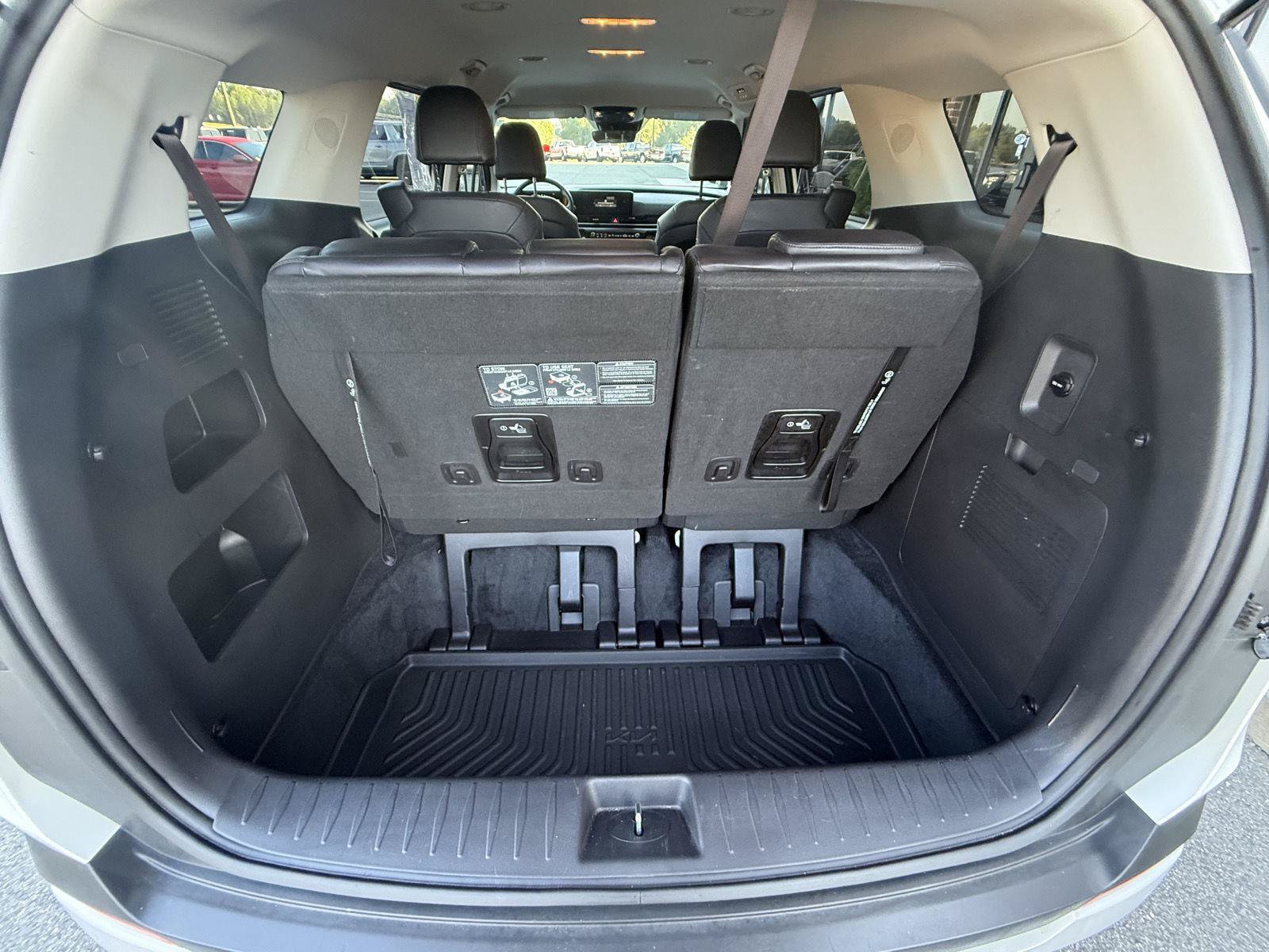 Used 2025 Kia Carnival FWD image 23