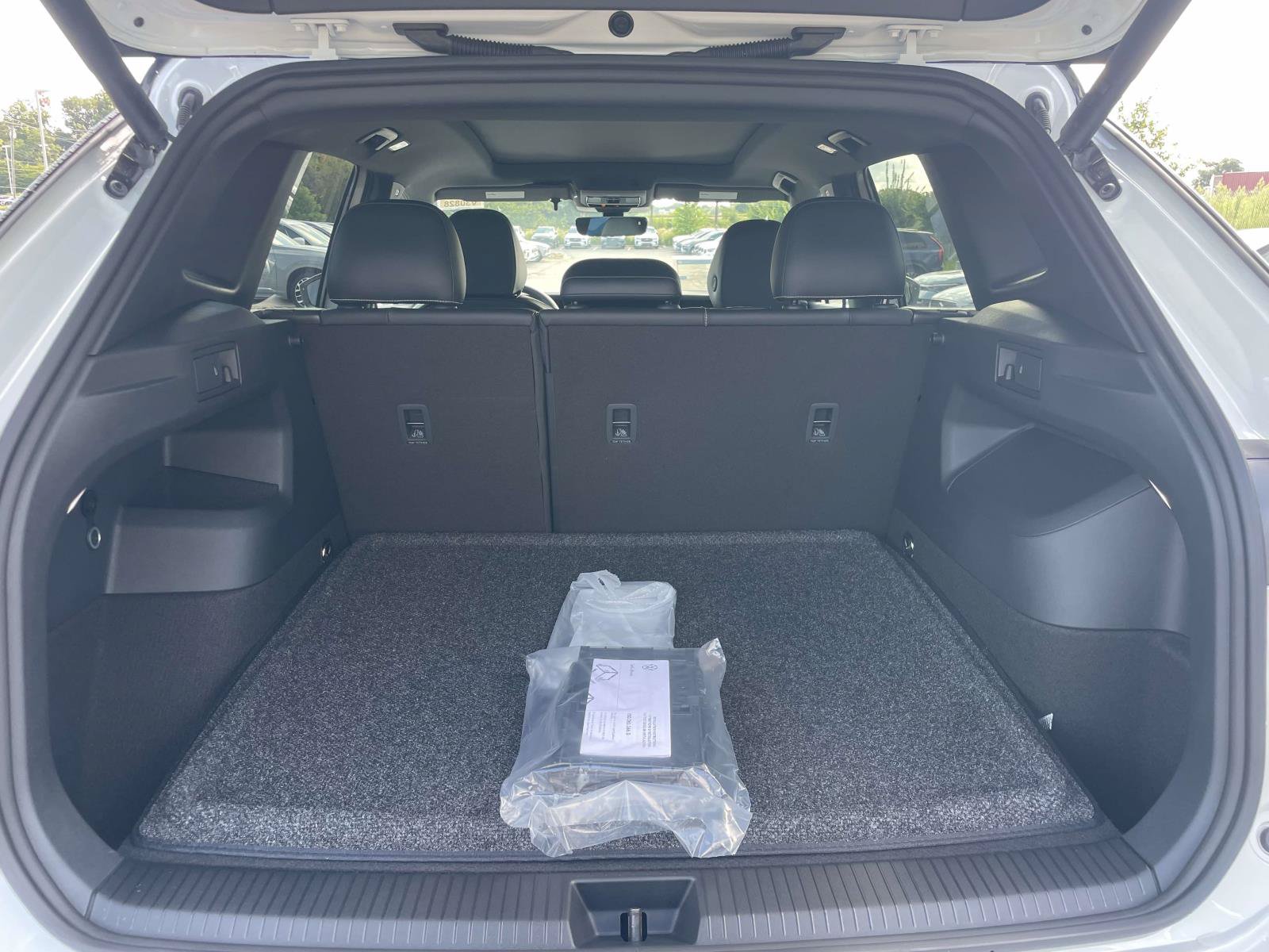 New 2026 Volkswagen Tiguan SE R-Line FWD image 10