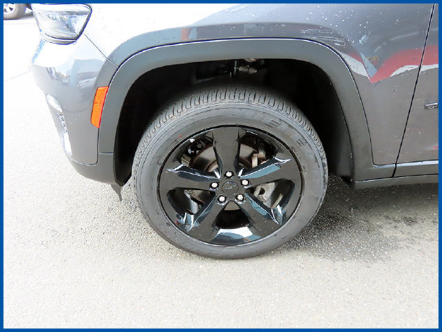 Used 2025 Jeep Grand Cherokee Altitude AWD/4WD image 3