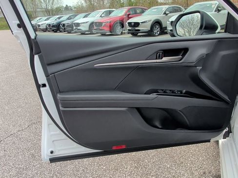 Used 2025 Toyota Camry SE w/ Convenience Package image 33