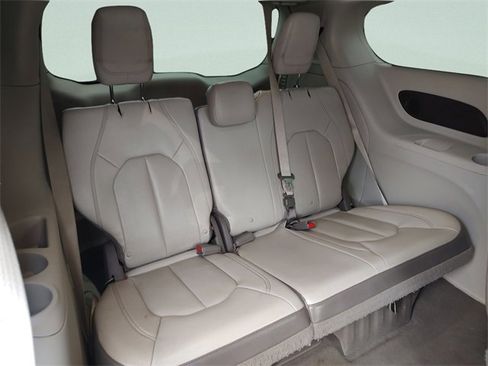 Certified 2018 Chrysler Pacifica Touring-L Plus image 36