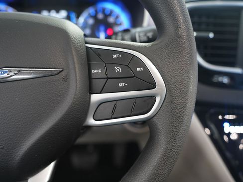 Used 2018 Chrysler Pacifica Touring Plus w/ Tire & Wheel Group FWD image 16